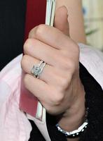 谷村奈南の左手薬指には３カラットのダイヤの指輪がキラリ＝羽田空港国際線ターミナル（撮影・園田高夫）