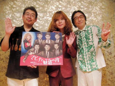 吉田照美が描いたジャケット拡大パネルを手にする（左から）佐藤利明氏、タブレット純、和田弥一郎氏