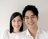 結婚を発表した妻夫木聡（右）とマイコ