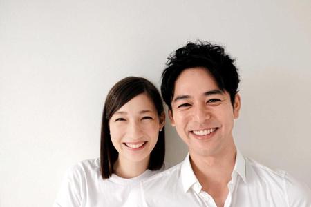 　結婚を発表した妻夫木聡（右）とマイコ