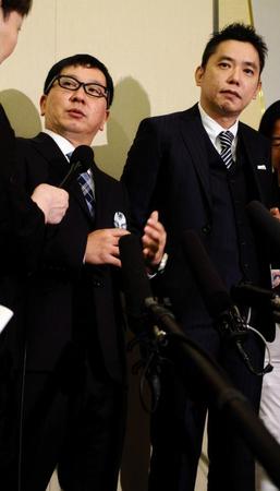 「大橋巨泉を偲ぶ会」に出席した爆笑問題の田中裕二（左）と太田光＝都内のホテル