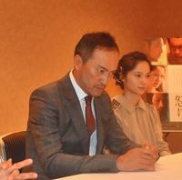 映画と阪神について真剣な表情で語った渡辺謙、右は宮崎あおい＝大阪市のホテル阪急インターナショナル
