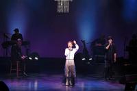 新曲の発売記念コンサートを行ったクミコ（中央）とゲストで出演した松本隆（左）と秦基博（右）＝東京・六本木のＥＸシアター六本木