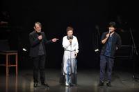 新曲の発売記念コンサートを行ったクミコ（中央）とゲストで出演した松本隆（左）と秦基博（右）＝東京・六本木のＥＸシアター六本木