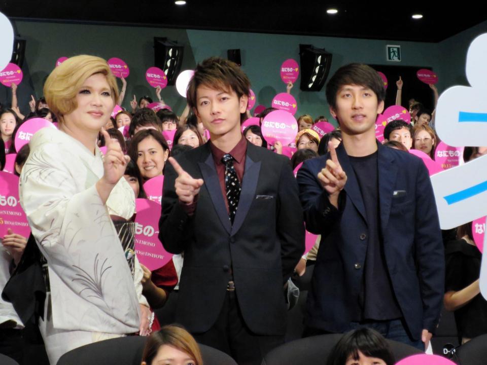 「なにもの～」ポーズを決める佐藤健（中央）とＩＫＫＯ（左）、朝井リョウ氏＝東京・玉川