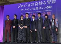 発表された主演の山崎賢人（左から４人目）と監督、キャスト＝ザリッツ・カールトン東京