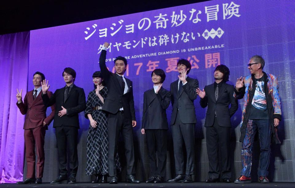 主演の山崎賢人（左から４人目）と監督、キャスト＝ザリッツ・カールトン東京