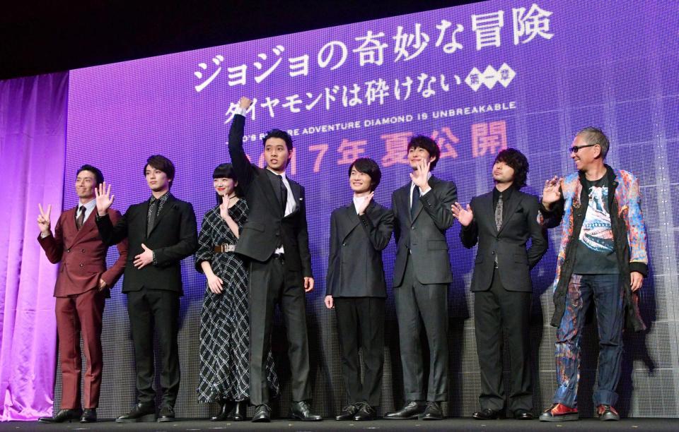 主演の山崎賢人（左から４人目）と監督、キャスト＝ザ・リッツ・カールトン東京　