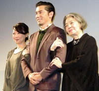 トークショーを行った（左から）西川美和監督、本木雅弘、樹木希林＝東京・渋谷
