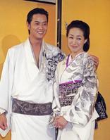 結婚披露宴で仲むつまじく寄り添う高知東生（左）と高島礼子＝１９９９年２月２０日