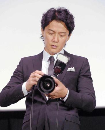 プロのカメラマンから指導を受けたという腕前を披露する福山雅治＝ＴＯＨＯシネマズ梅田
