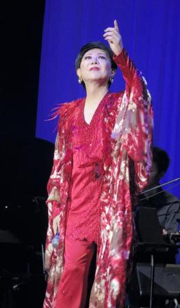 恒例のシャンソンコンサートのリハーサルを公開した美川憲一＝東京・草月ホール