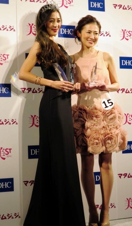 国民的美魔女コンテストでグランプリに輝いた田中恵さん（左）と準グランプリの松瀬詩保さん＝東京・六本木