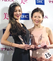 国民的美魔女コンテストでグランプリに輝いた田中恵さん（左）と、準グランプリの松瀬詩保さん＝東京・六本木