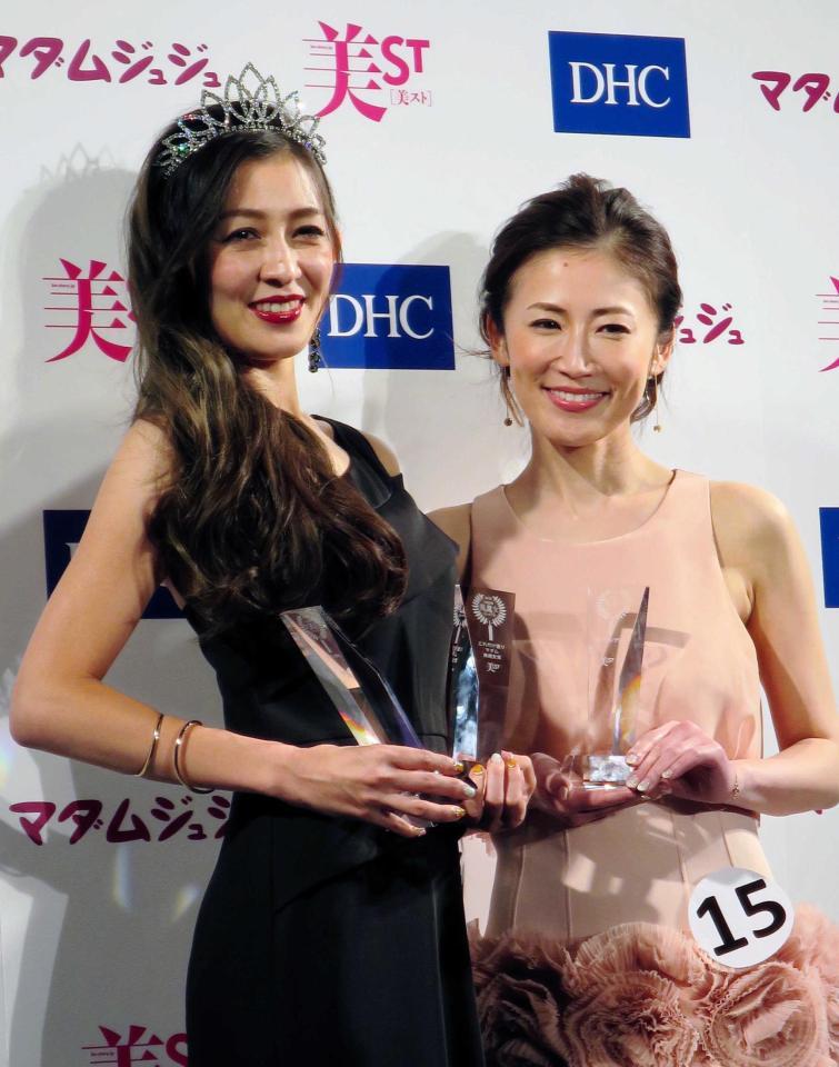 　国民的美魔女コンテストでグランプリに輝いた田中恵さん（左）と、準グランプリの松瀬詩保さん＝東京・六本木