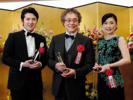 　トロフィーを持つ平幹二朗さん。左は尾上松也、右は一路真輝＝１６年３月２９日、東京・日比谷の帝国ホテル