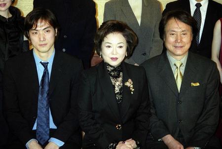 　舞台「鹿鳴館」の制作発表で顔をそろえた（右から）平幹二朗さん、佐久間良子、平岳大＝２００２年１月