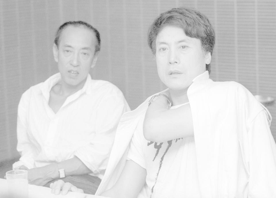 　８３年８月、「王女メディア」の会見で蜷川幸雄さん（左）と