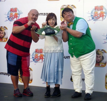 戦国スマホゲーム「戦国炎舞-ＫＩＺＮＡ-」のイベントに参加した（左から）クロちゃん、加護亜依、彦摩呂＝ＪＲ新宿駅前