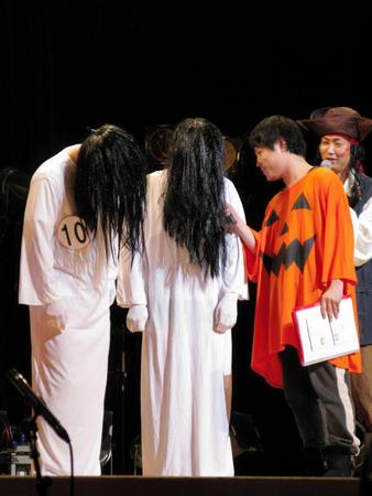 「貞子」のふん装で登場したトレンディエンジェルの２人（左端、左から２人目）だったが、ＮＯＮ　ＳＴＹＬＥ・井上裕介（手前右端）のツッコミに遭い…＝大阪市内