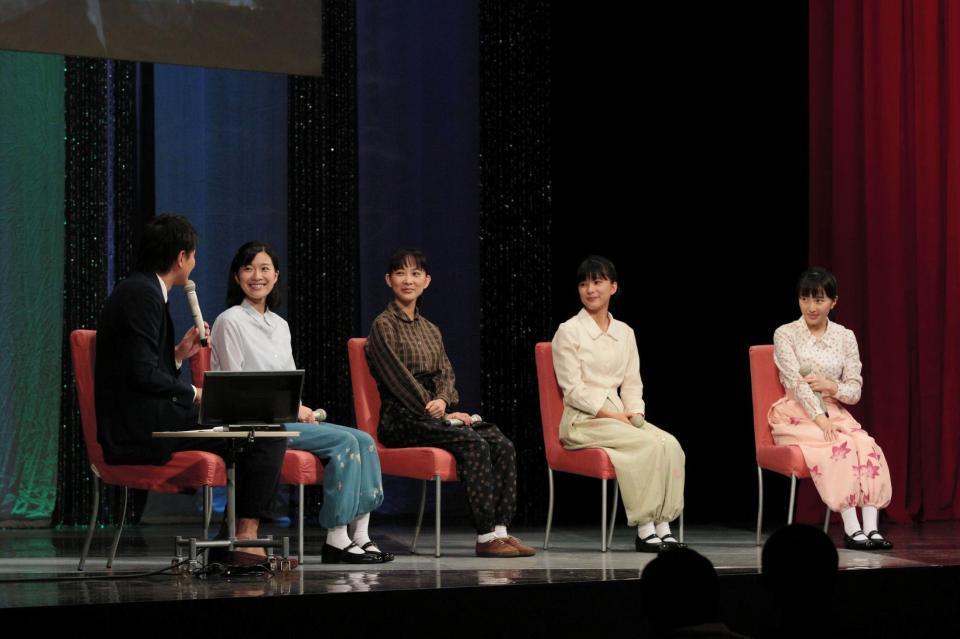 「べっぴんさん」トークショーに出席した（左から）土村芳、谷村美月、芳根京子、百田夏菜子＝ＮＨＫ大阪ホール