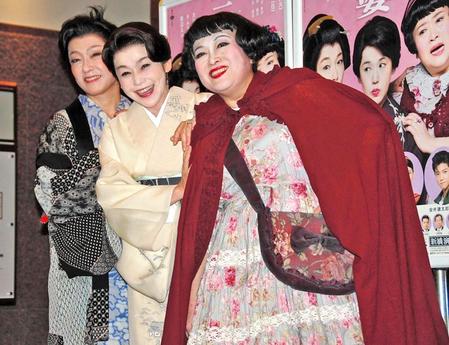 役衣装で会見した（左から）キムラ緑子、大竹しのぶ、渡辺えり＝東京・新橋演舞場