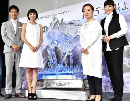 　氷の彫刻と一緒にポーズをとる（左から）沢村一樹、柴咲コウ、宮本信子、余貴美子＝スペースＦＳ汐留