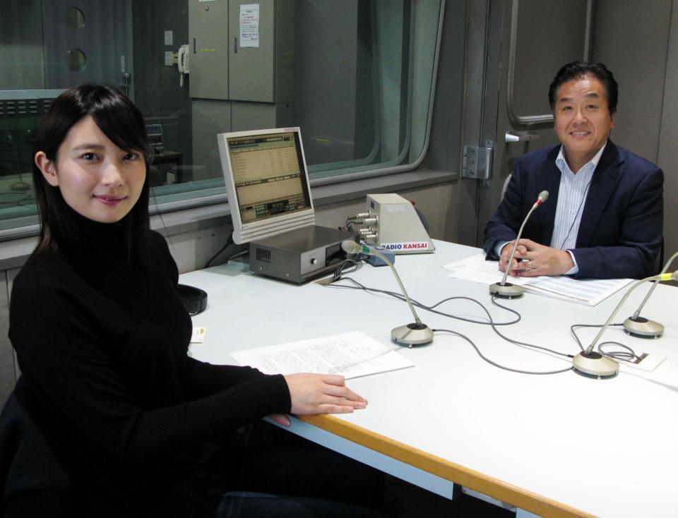 ラジオ関西で番組の収録を行った（左から）岸野里香と三上公也アナウンサー＝神戸市内