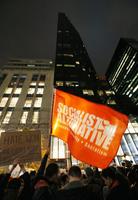ニューヨークのトランプタワー前で、米大統領選で勝利を決めたトランプ氏に抗議するデモ隊＝９日