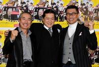 　映画「幸福のアリバイ～ｐｉｃｔｕｒｅ～」の公開初日を迎え大ヒットを誓った（左から）柳葉敏郎、陣内孝則監督、中井貴一