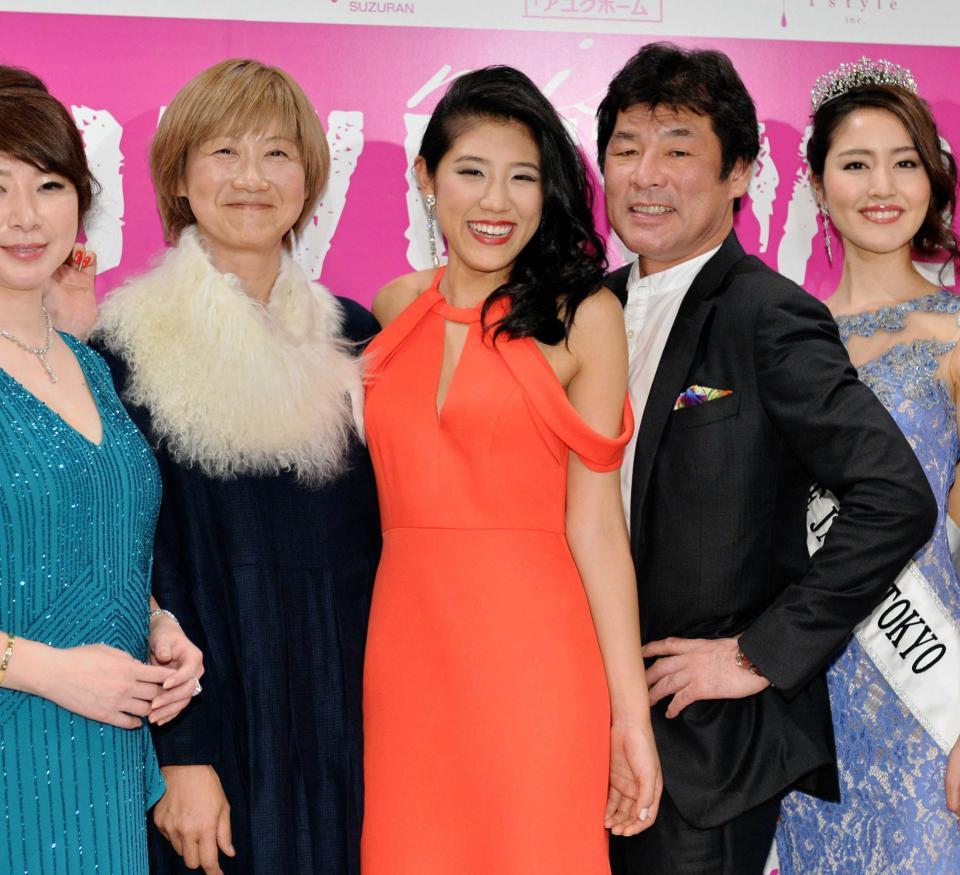 　娘のつかささん（中央左）とポーズをとる赤井英和（同右）＝東京・渋谷のセルリアンタワー東急ホテル