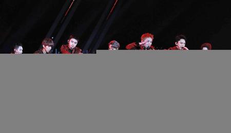 　熱唱する（左から）レイ、ベクヒョン、ディオ、カイ、セフン、シウミン、チェン、スホ＝東京ドーム