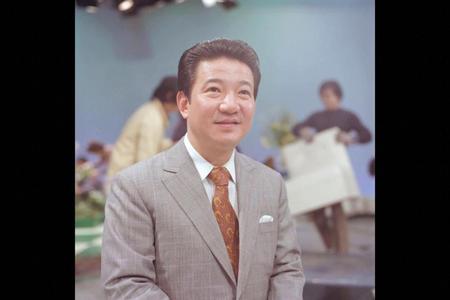 　フジテレビ「小川宏ショー」のスタジオでの小川宏さん＝１９７５年３月撮影