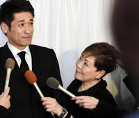 平幹二朗さんの通夜に弔問に訪れた佐藤隆太のコメントをとる武藤まき子さん＝２０１６年１０月２７日