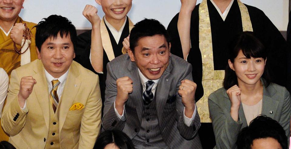 テレビ朝日２０１５年入社式に出席した爆笑問題の田中裕二、太田光、田中萌アナウンサー（左から）