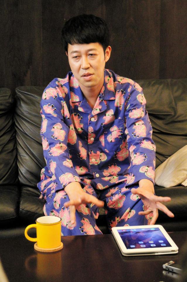 かわいらしいパジャマ姿で新番組「セカイマ！」について語る小籔千豊