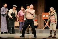 　上海人民滑稽劇団の大阪公演に出演した、吉本新喜劇の島木譲二さん＝２００６年