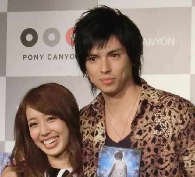 川崎希(左)とアレクサンダー