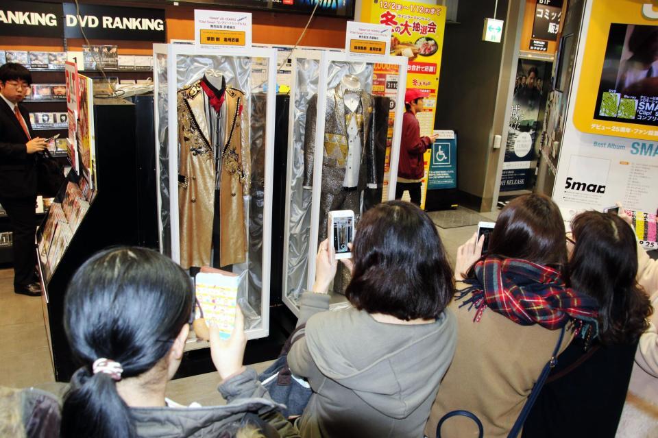 稲垣吾郎と草なぎ剛の衣装の写真を熱心に撮るファン＝ＳＨＩＢＵＹＡ　ＴＳＵＴＡＹＡ