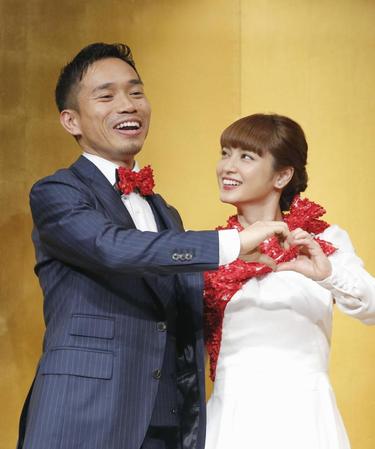 　結婚を発表し、記者会見でポーズをとるサッカー日本代表の長友佑都選手と女優の平愛梨さん＝24日、東京都内のホテル