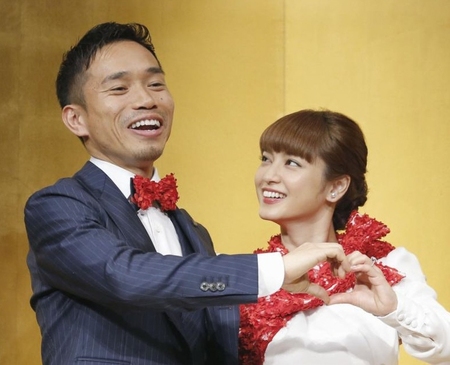 　結婚を発表し、記者会見でポーズをとるサッカー日本代表の長友佑都選手と女優の平愛梨さん＝24日、東京都内のホテル