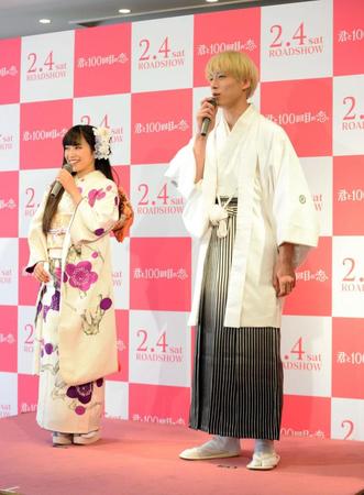 袴姿で登場した坂口健太郎（右）。左はｍｉｗａ＝東京大神宮（撮影・開出牧）