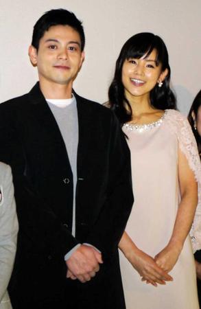 　撮影から７年越しで公開され、笑顔の吉沢悠（左）と小西真奈美＝東京・渋谷シネパレス