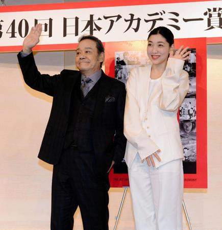 日本アカデミー賞授賞式の司会者に決定し、笑顔で手を振る西田敏行（左）と安藤サクラ＝東京・グランドプリンスホテル新高輪（撮影・開出牧）