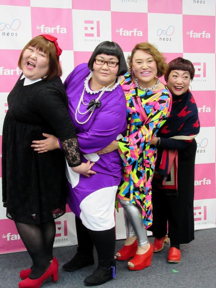ラ・ファーファＷＥＢリニューアル取材会でポーズを決める（左から）柏崎桃子さん、安藤なつ、バービー、湯山玲子さん＝都内