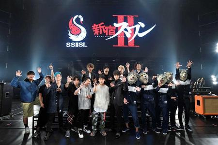 　「新宿スワン２」スペシャルライブに出演した（前列左から）ＵＶＥＲ　ｗｏｒｌｄ、綾野剛、ＭＡＮ　ＷＩＴＨ　Ａ　ＭＩＳＳＩＯＮ、（後列）ＭＹ　ＦＩＲＳＴ　ＳＴＯＲＹ＝横浜アリーナ