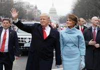 　パレードする大統領夫妻