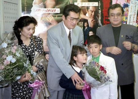 １９９１年５月、舞台挨拶で亜希子夫人（左）と子どもたちに囲まれ。右端は山城新伍さん
