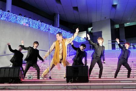 「世界一かっこいいＰＰＡＰ」を披露したピコ太郎とＤａ-ｉＣＥ＝東京・台場