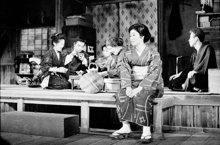 １９６１年「放浪記」の青木玲子さん（左）と森光子さん（前列）